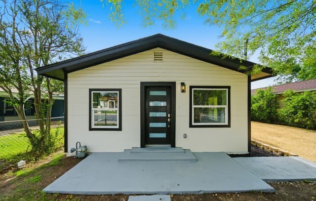 3-bedroom rental at 1604 Calle Valencia in San Antonio, TX — photo 2