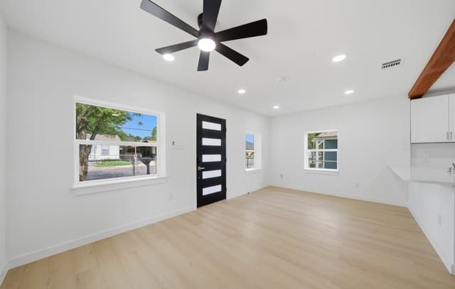 3-bedroom rental at 1604 Calle Valencia in San Antonio, TX — photo 3