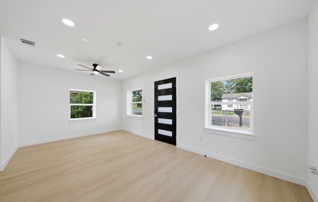 3-bedroom rental at 1604 Calle Valencia in San Antonio, TX — photo 4