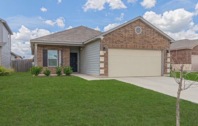 4-bedroom rental at 14651 Latigo Loop in Elmendorf, TX — photo 2