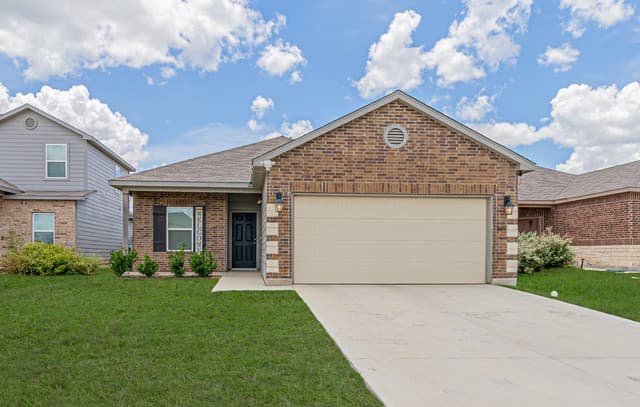 4-bedroom rental at 14651 Latigo Loop in Elmendorf, TX — photo 3