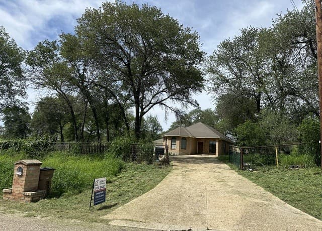 3-bedroom rental at 23138 Opportunity Dr in Elmendorf, TX — photo 4