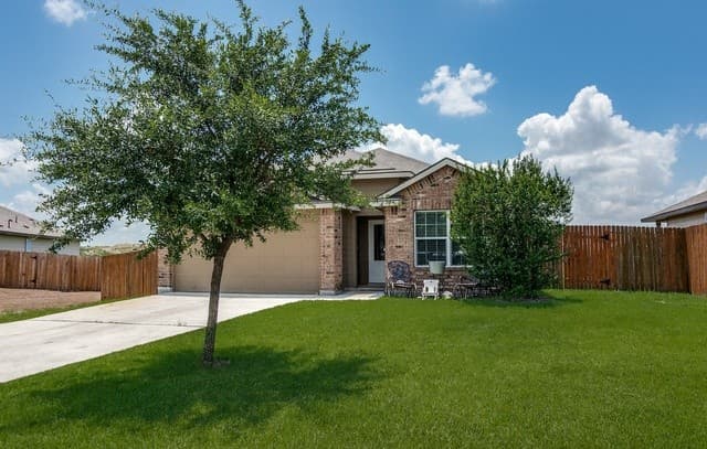 3-bedroom rental at 13011 Maestro Spark in San Antonio, TX — photo 2