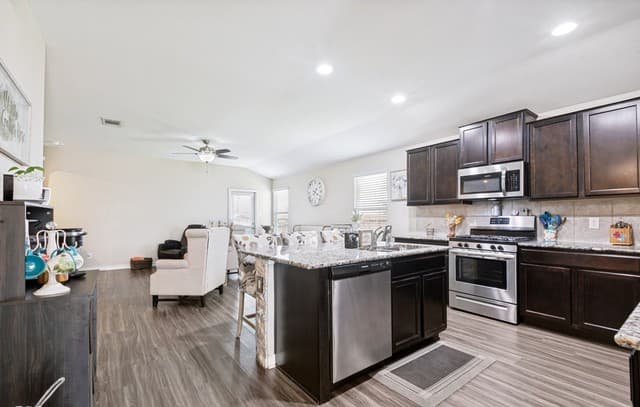3-bedroom rental at 13011 Maestro Spark in San Antonio, TX — photo 4