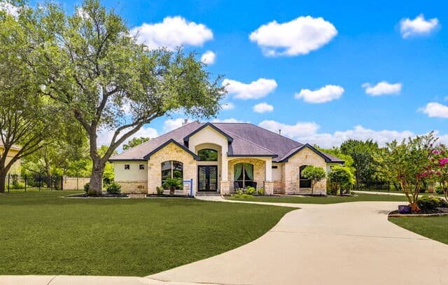 3-bedroom rental at 8211 Wild Wind Park in Garden Ridge, TX — photo 1