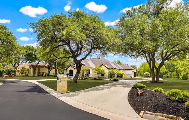 3-bedroom rental at 8211 Wild Wind Park in Garden Ridge, TX — photo 2