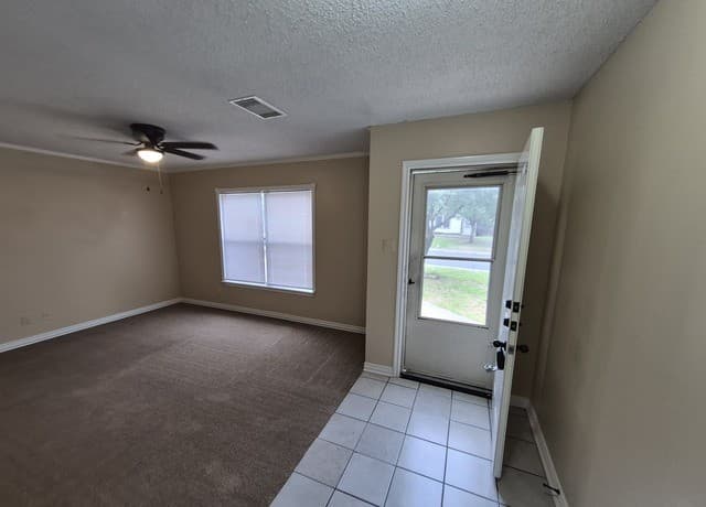 4-bedroom rental at 8007 Chestnut Bluff Dr in Converse, TX — photo 4