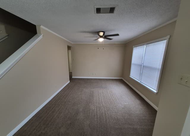 4-bedroom rental at 8007 Chestnut Bluff Dr in Converse, TX — photo 5
