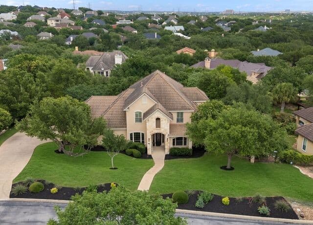 5-bedroom rental at 2007 Sauvignon in San Antonio, TX — photo 2