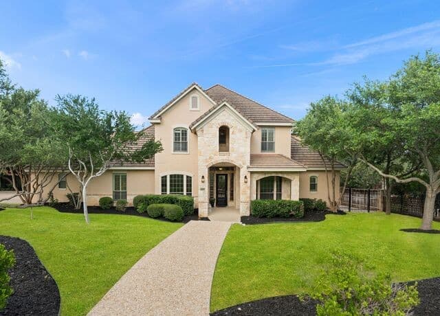 5-bedroom rental at 2007 Sauvignon in San Antonio, TX — photo 3