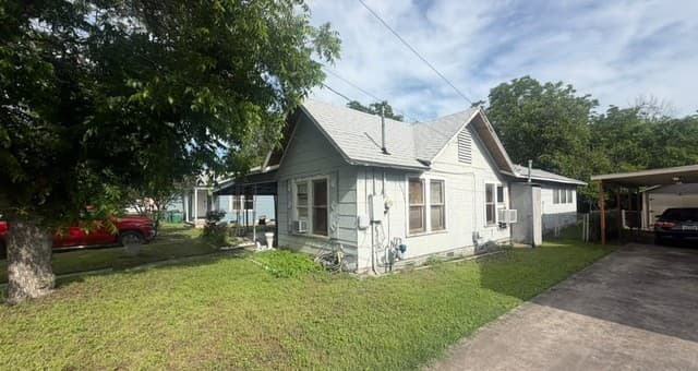 3-bedroom rental at 310 W Southcross Blvd in San Antonio, TX — photo 2