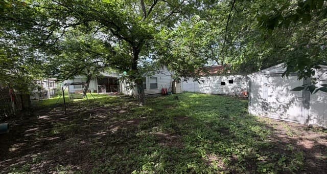 3-bedroom rental at 310 W Southcross Blvd in San Antonio, TX — photo 3