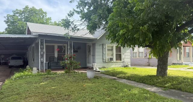 3-bedroom rental at 310 W Southcross Blvd in San Antonio, TX — photo 4
