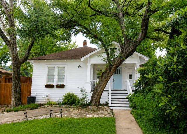2-bedroom rental at 211 Montclair St in Alamo Heights, TX — photo 1