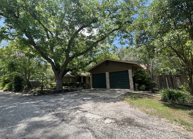 3-bedroom rental at 7131 Thrush View Ln in San Antonio, TX — photo 2
