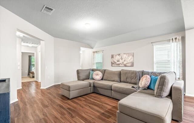 4-bedroom rental at 5911 Bridle Bend in San Antonio, TX — photo 2
