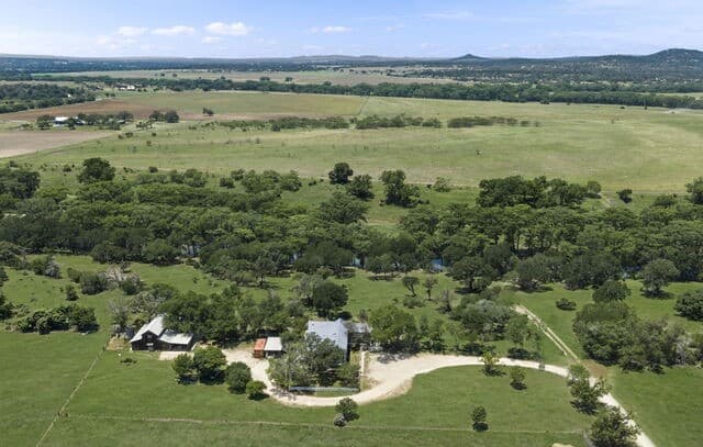 2-bedroom rental at 112 N. River Bend Road in Comfort, TX — photo 3