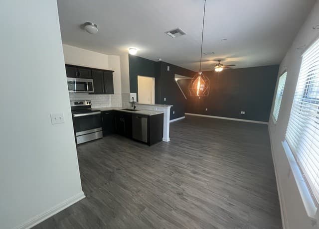 4-bedroom rental at 418 Lockhart in San Antonio, TX — photo 4