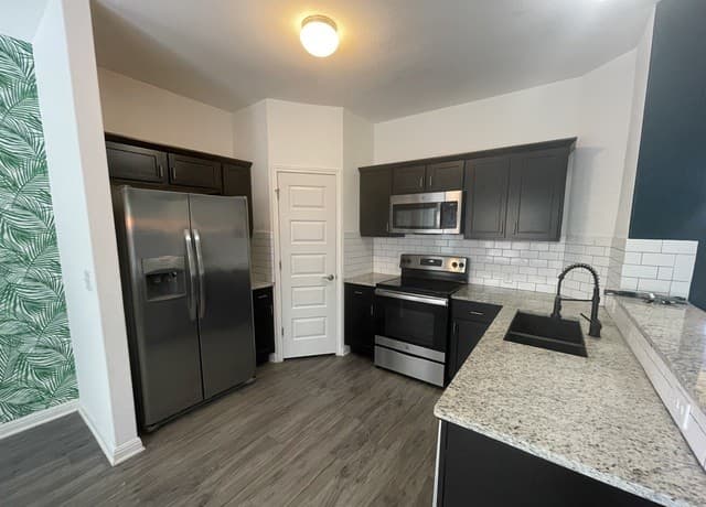 4-bedroom rental at 418 Lockhart in San Antonio, TX — photo 5