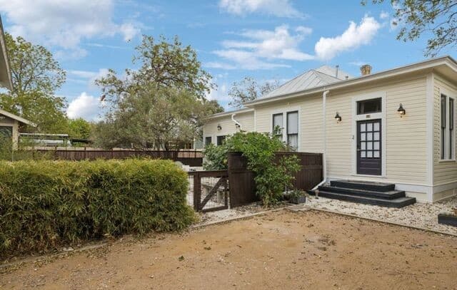 1-bedroom rental at 227 Claudia St Unit 2 Unit 2 in San Antonio, TX — photo 3