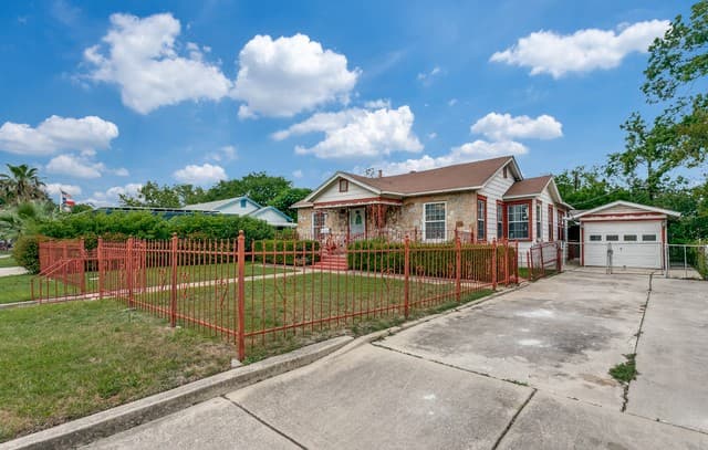 3-bedroom rental at 147 Ellana Claire St in San Antonio, TX — photo 1