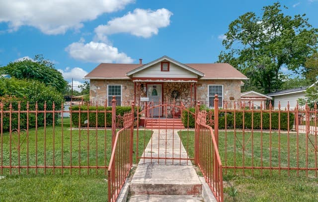 3-bedroom rental at 147 Ellana Claire St in San Antonio, TX — photo 3
