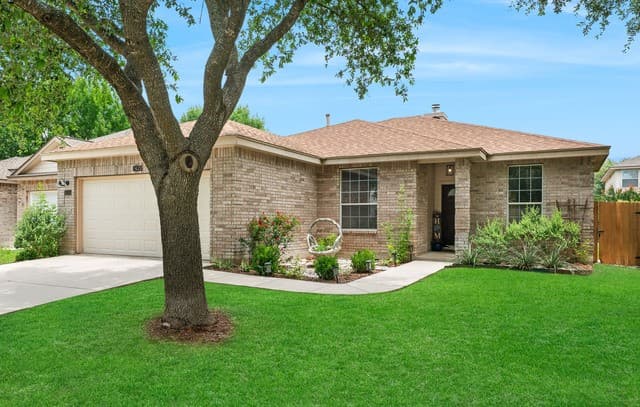 3-bedroom rental at 8355 Piney Wood Run in San Antonio, TX — photo 3