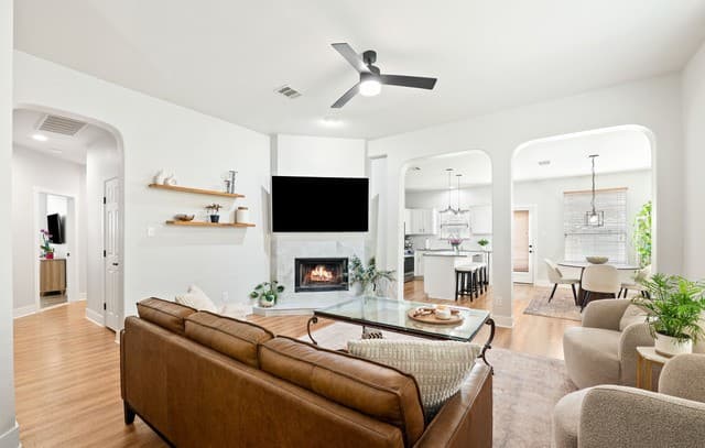 3-bedroom rental at 8355 Piney Wood Run in San Antonio, TX — photo 4
