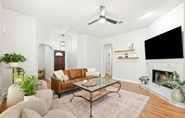 3-bedroom rental at 8355 Piney Wood Run in San Antonio, TX — photo 5