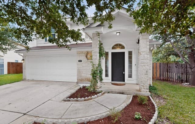3-bedroom rental at 8903 Gallop Leap in San Antonio, TX — photo 3