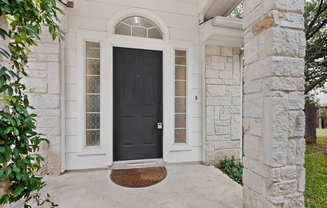 3-bedroom rental at 8903 Gallop Leap in San Antonio, TX — photo 4