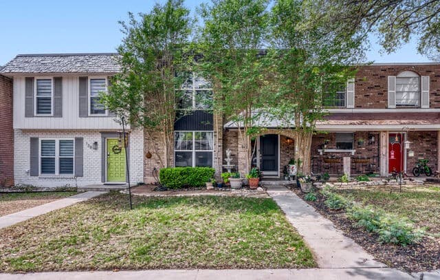 3-bedroom rental at 140 Amistad Blvd in Universal City, TX — photo 2