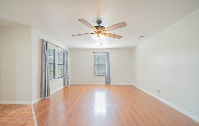 3-bedroom rental at 226 Edge Ave in San Antonio, TX — photo 2