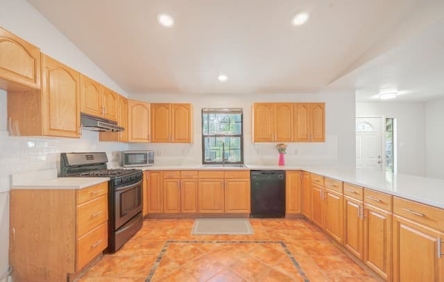 3-bedroom rental at 226 Edge Ave in San Antonio, TX — photo 4
