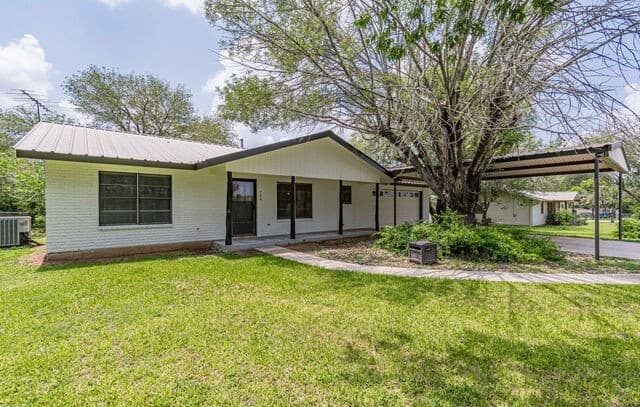 3-bedroom rental at 506 Magnolia in Jourdanton, TX — photo 3