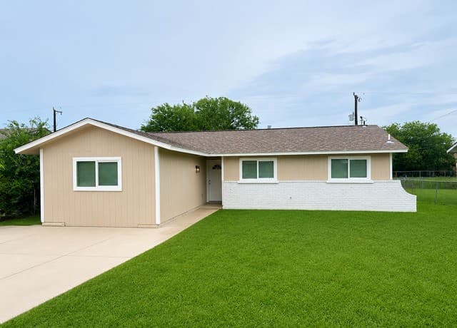 4-bedroom rental at 259 E Baetz Blvd in San Antonio, TX — photo 1