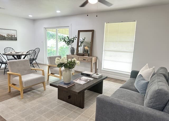 4-bedroom rental at 259 E Baetz Blvd in San Antonio, TX — photo 2