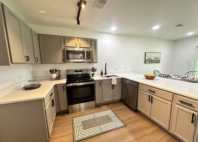 4-bedroom rental at 259 E Baetz Blvd in San Antonio, TX — photo 5