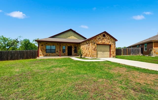 3-bedroom rental at 531 Indian Xing in Jourdanton, TX — photo 1