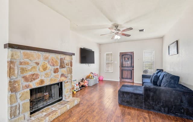 3-bedroom rental at 531 Indian Xing in Jourdanton, TX — photo 3