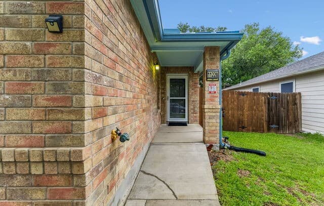 4-bedroom rental at 11228 Forest Pass Ct in Live Oak, TX — photo 4