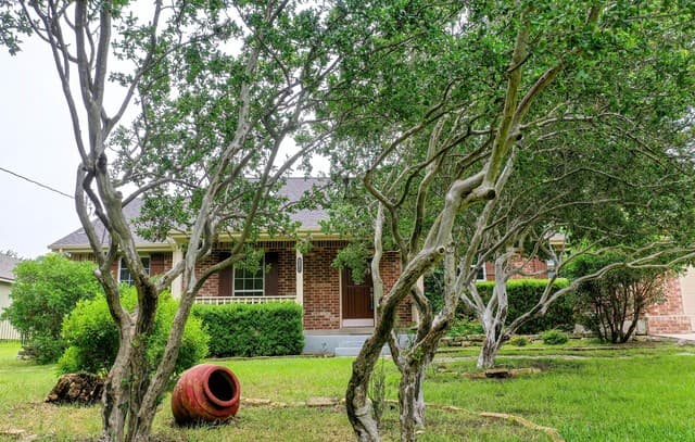 3-bedroom rental at 25811 Green River Dr in San Antonio, TX — photo 3