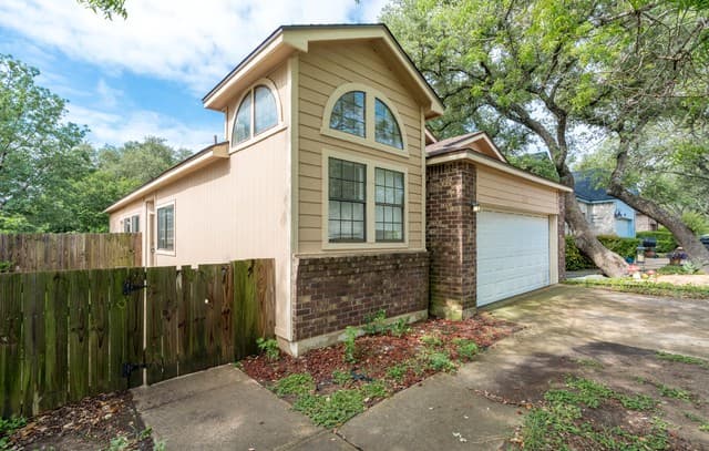 3-bedroom rental at 2826 Village Pkwy in San Antonio, TX — photo 2