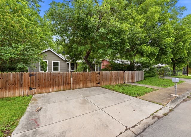 4-bedroom rental at 720 Chickering Ave in San Antonio, TX — photo 3