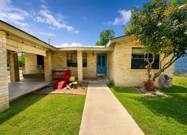 4-bedroom rental at 402 Chipinque in San Antonio, TX — photo 1