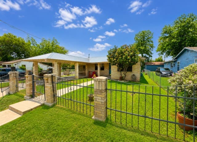 4-bedroom rental at 402 Chipinque in San Antonio, TX — photo 2