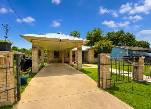 4-bedroom rental at 402 Chipinque in San Antonio, TX — photo 3
