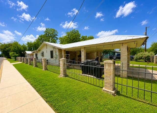 4-bedroom rental at 402 Chipinque in San Antonio, TX — photo 4