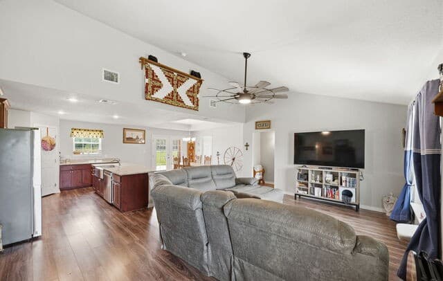 Home for sale at 239 Colt Trl in Natalia, TX — photo 5