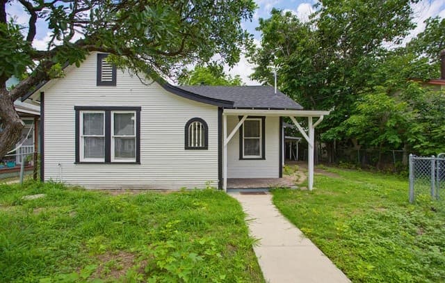 2-bedroom rental at 435 E Gerald Ave in San Antonio, TX — photo 2